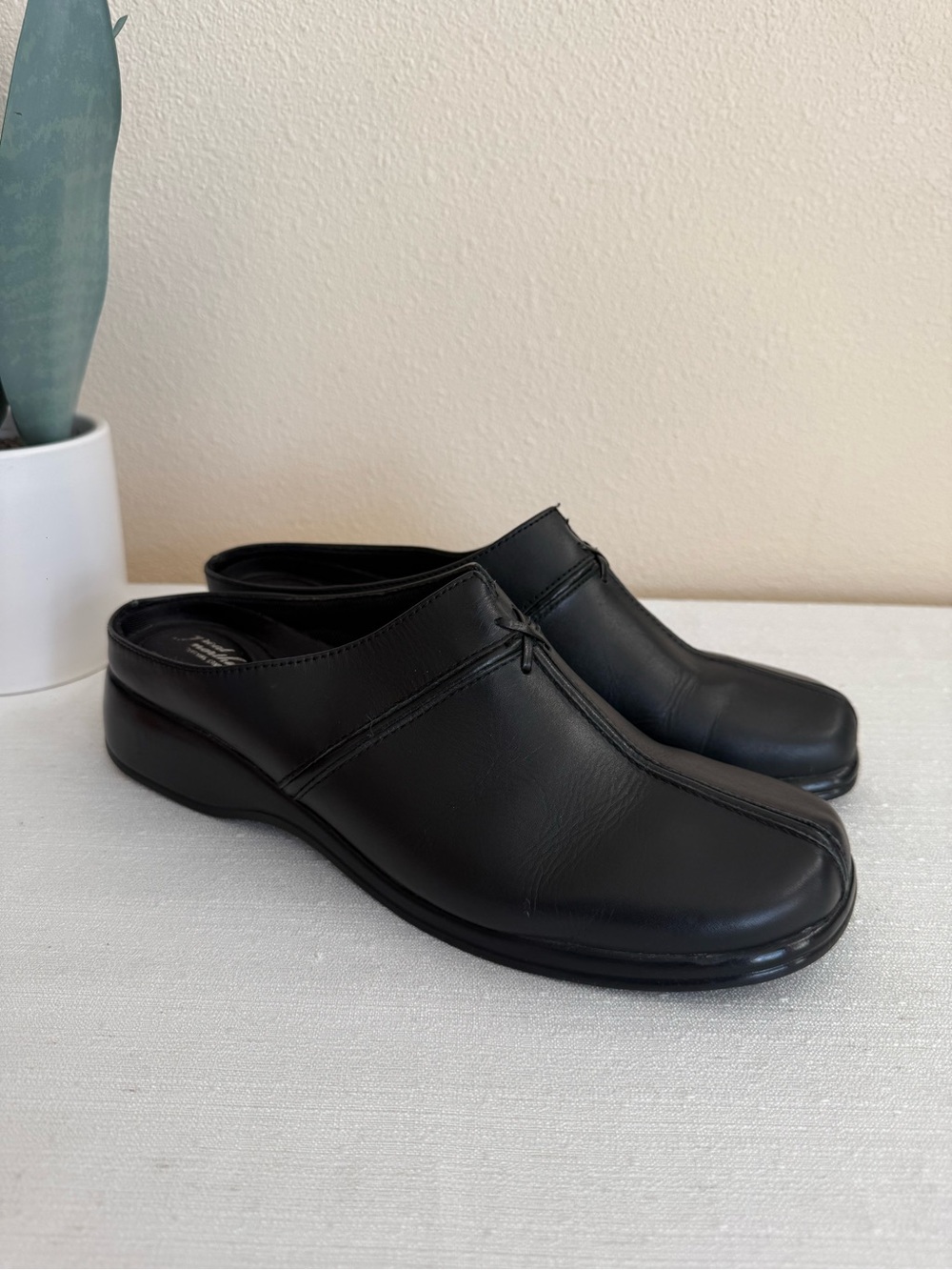 Great Northwest Magnolia Black Leatjer Slip-On Mule Shoes